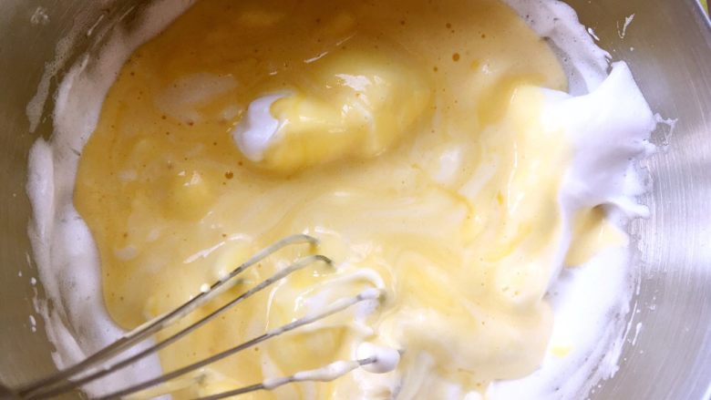 奶油蛋糕卷,之后将翻拌好的面糊倒回蛋白糊中，继续用蛋抽翻拌均匀，最后再用刮棒将底下的面糊翻拌均匀