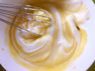 奶油蛋糕卷,取三分之一打发好的蛋白，加入到蛋黄糊中用蛋抽翻拌均匀，烤箱预热170度