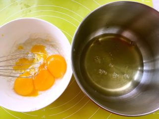 奶油蛋糕卷,分离鸡蛋，蛋白打至干净容器，蛋黄加入到面糊中