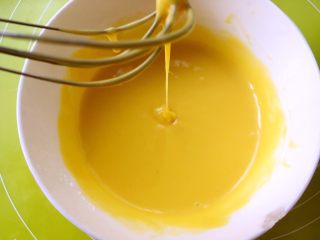 奶油蛋糕卷,用蛋抽将蛋黄跟面糊搅拌均匀，蛋黄糊顺滑流畅