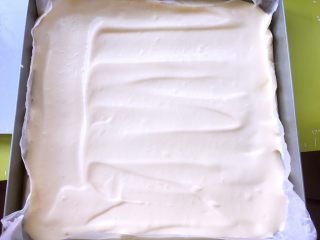 奶油蛋糕卷,之后用刮棒将表面刮平正，入烤箱烤18分钟，出炉放晾晒网上凉透