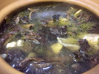 黑熊掌菌鲜笋土鸡汤,出去浮沫的汤汁已经浮着土鸡汤的黄油了，加盖熬汤，注意用小火