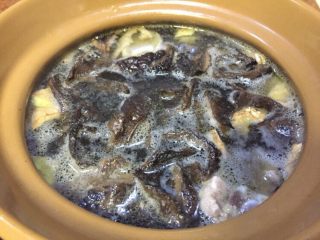 黑熊掌菌鲜笋土鸡汤,汤汁再次烧开时，出现浮沬，用勺子打去浮沬