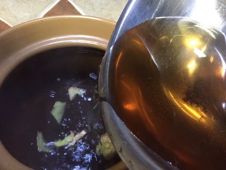 黑熊掌菌鲜笋土鸡汤,加入砂锅里烧开