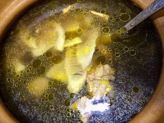 黑熊掌菌鲜笋土鸡汤,再次熬制半小时左右，即可关火