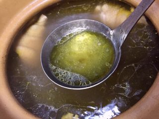 黑熊掌菌鲜笋土鸡汤,熬汤中途需要搅拌，45分钟后汤汁飘出浓浓的鲜美香