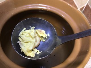 黑熊掌菌鲜笋土鸡汤,砂锅加入纯净水再加入老姜