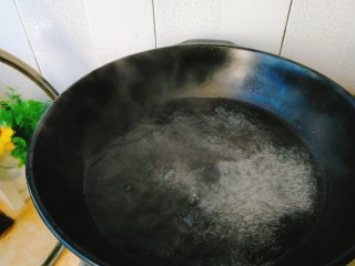 菌类料理+凉拌金针菇,锅里放水烧开