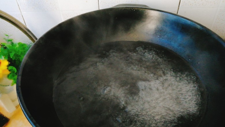 菌类料理+凉拌金针菇,锅里放水烧开