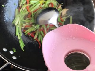红椒二香（香芹.香菇）,加少许热开水