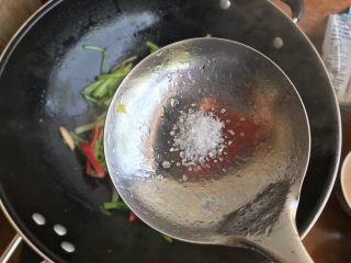 红椒二香（香芹.香菇）,翻炒至汤汁收紧，加适量细盐