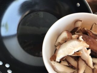 红椒二香（香芹.香菇）,待锅内油七分热时，下香菇