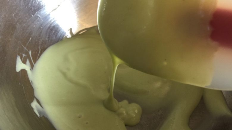 牛油果溶豆（无酸奶版）,混合至如图细腻的程度需要一点耐心
如果你实在不行就过一下筛吧