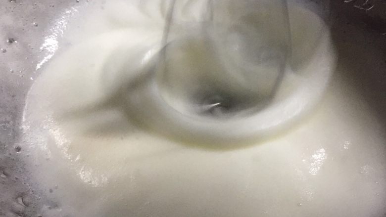 牛油果溶豆（无酸奶版）,蛋白霜会慢慢变细腻，打的时候右手划圈打左手转动打蛋盆