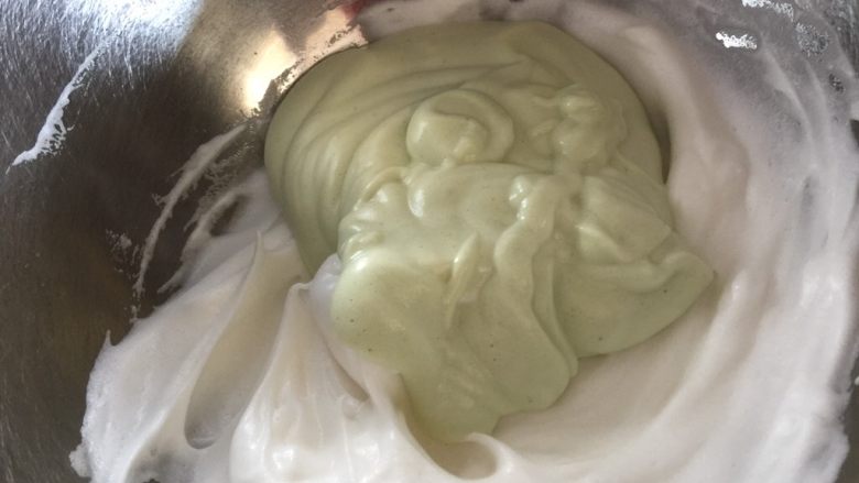 牛油果溶豆（无酸奶版）,混合好的倒入剩余的蛋白霜里头 重复上面的切拌动作