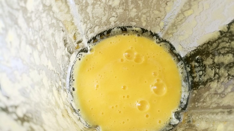 橙梨马蹄爽,开动料理机榨成橙梨汁。