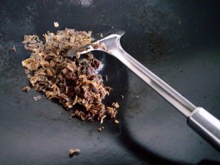 梅菜蒸肉饼（蒸蛋器版）,油热放入梅菜干抄下比较香