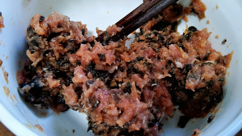 梅菜蒸肉饼（蒸蛋器版）,把梅菜干放入肉末。搅拌均匀。让他们两融合在一起