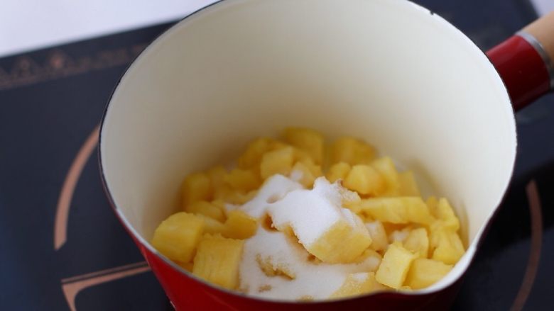 酸奶菠萝慕斯,菠萝块放入奶锅里，加入约20g砂糖，开小火熬一会