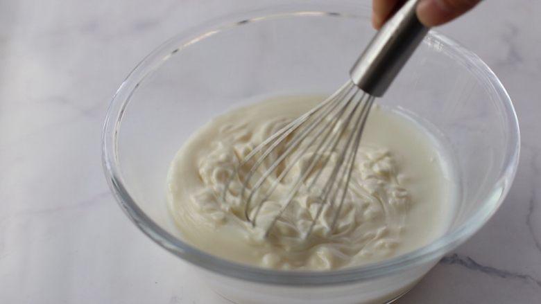 酸奶菠萝慕斯,每次搅拌均匀后再加，直到加完所有淡奶油