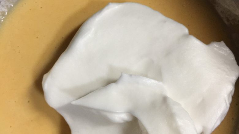 南瓜溶豆（无酸奶版）,取三分之一蛋白霜 用切半的方法混合