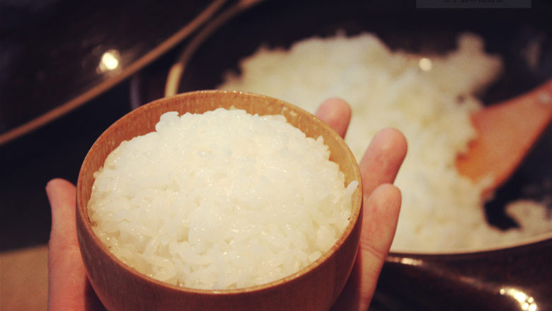 土锅焖米饭,把闷好的米饭上下翻动，加盖再闷3-5分钟即可食用！