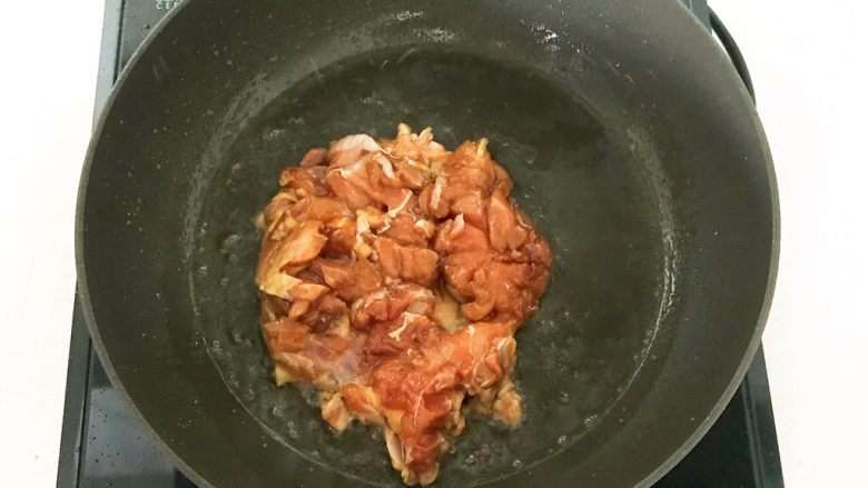 香煎黑椒鸡腿香菇饭,炒锅烧热后加入1勺大豆色拉油，油温6分热的时候放入鸡腿，鸡皮朝下，小火煎制