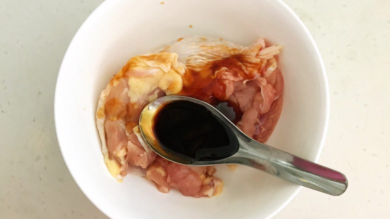 香煎黑椒鸡腿香菇饭,加入1勺豉油，用手抓匀，按摩2分钟