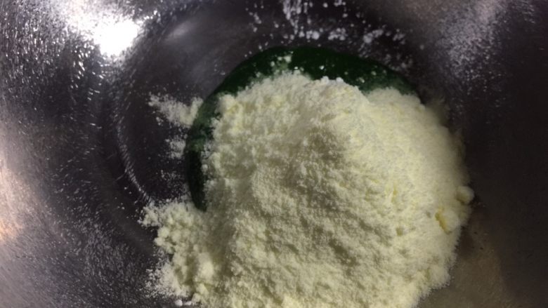 菠菜溶豆（无酸奶版),加入奶粉和淀粉，这一步奶粉和淀粉是否过筛请随意