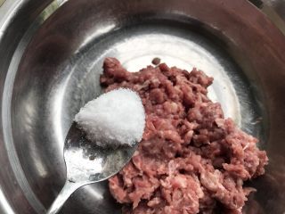 这样荤素搭配极好的，翡翠白玉卷,取一个大盆，猪肉馅放入，加盐。