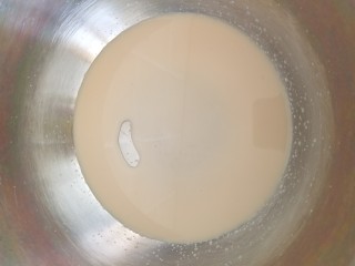 玫瑰奶茶草莓戚风 ,滤出60克玫瑰奶茶
