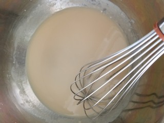 玫瑰奶茶草莓戚风 ,加入35克玉米油，用打蛋器搅拌至完全乳化
