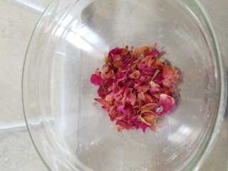 玫瑰奶茶草莓戚风 ,干玫瑰取花瓣备用，去掉花芯和花柄
