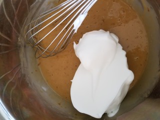 玫瑰奶茶草莓戚风 ,取三分之一蛋白霜加入蛋黄糊中，用蛋抽稍微混合均匀