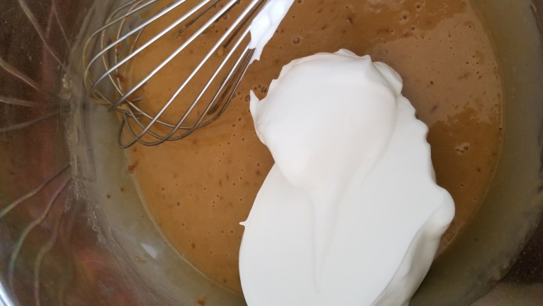 玫瑰奶茶草莓戚风 ,取三分之一蛋白霜加入蛋黄糊中，用蛋抽稍微混合均匀