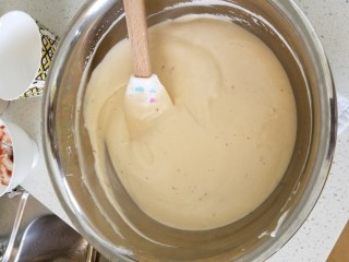 玫瑰奶茶草莓戚风 ,剩余蛋白霜分两次加入蛋黄糊中，用刮刀切拌+翻拌均匀，从两点钟位置切入，画J字8点钟方向提起，蛋盆转动方向，继续重复，得到细腻的面糊