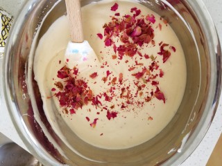 玫瑰奶茶草莓戚风 ,加入干玫瑰花瓣，稍微切拌几下混合均匀