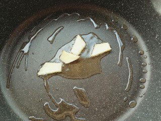 红烧鸭翅,锅中做油炒生姜