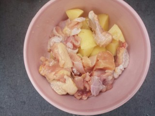 鸡肉烤土豆,把土豆和鸡肉放在一个碗里