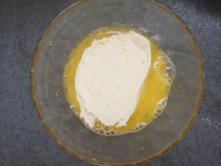 面包糠馒头片,然后沾上蛋液