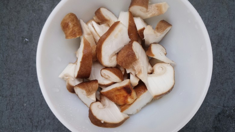 菌类料理+蟹味菇香菇牛肉汤,香菇切块