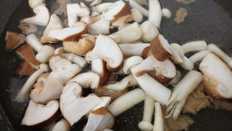 菌类料理+蟹味菇香菇牛肉汤,香菇