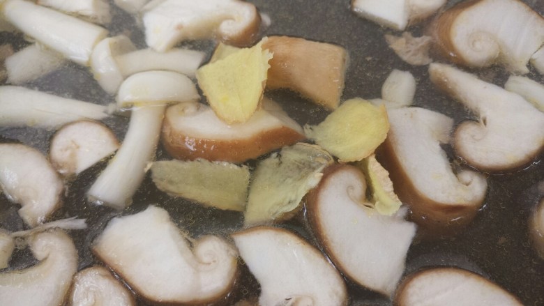 菌类料理+蟹味菇香菇牛肉汤,再加入姜片