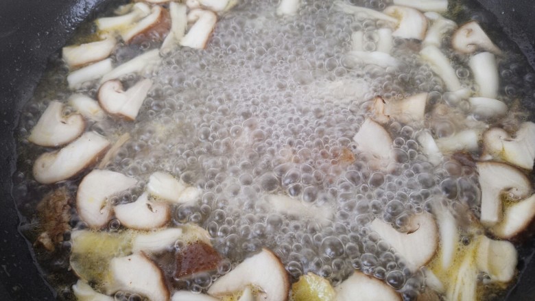 菌类料理+蟹味菇香菇牛肉汤,大火烧开