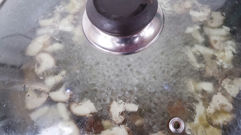 菌类料理+蟹味菇香菇牛肉汤,盖盖子转小火炖，炖10分钟左右