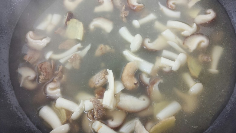 菌类料理+蟹味菇香菇牛肉汤,搅拌均匀