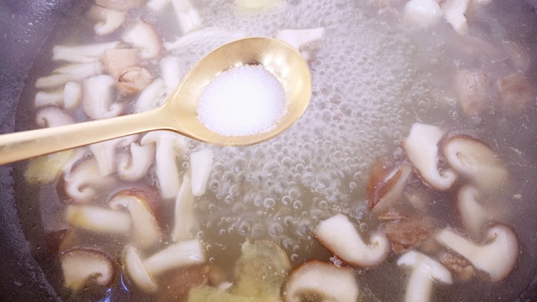 菌类料理+蟹味菇香菇牛肉汤,把菌汤的香味炖出来，加一勺盐