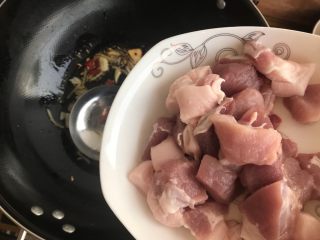 油豆腐香菇红烧肉,下猪肉，转中大火
