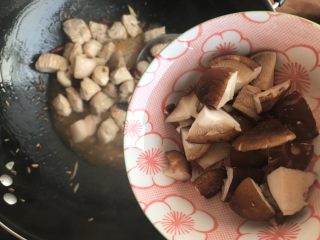 油豆腐香菇红烧肉,下香菇