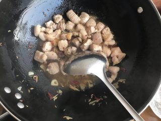 油豆腐香菇红烧肉,翻炒均匀
